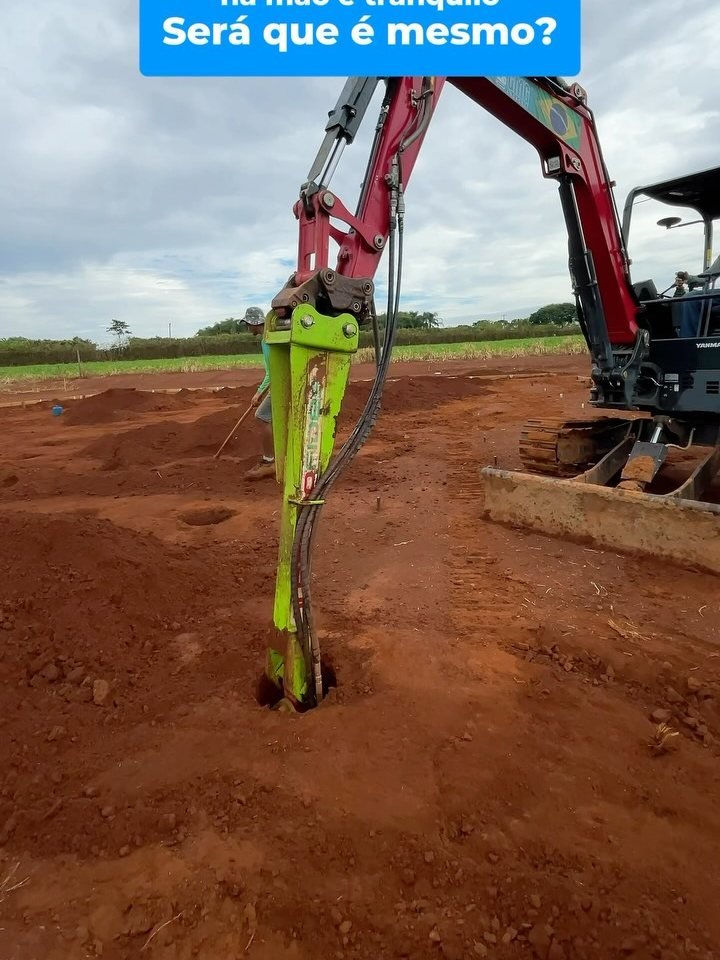 Mini escavadeira maior da GMG perfurando broca em terreno