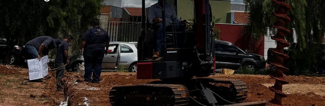 Mini escavadeira maior da GMG em obra de fundação com a equipe